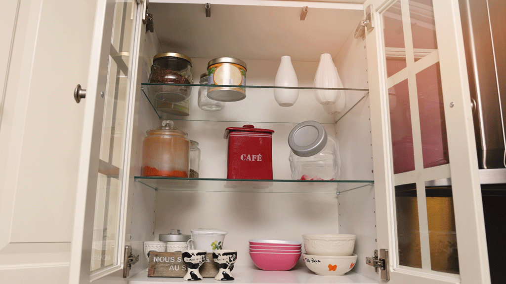Intérieur de placard cuisine avec rangement vertical optimisé et bocaux organisés